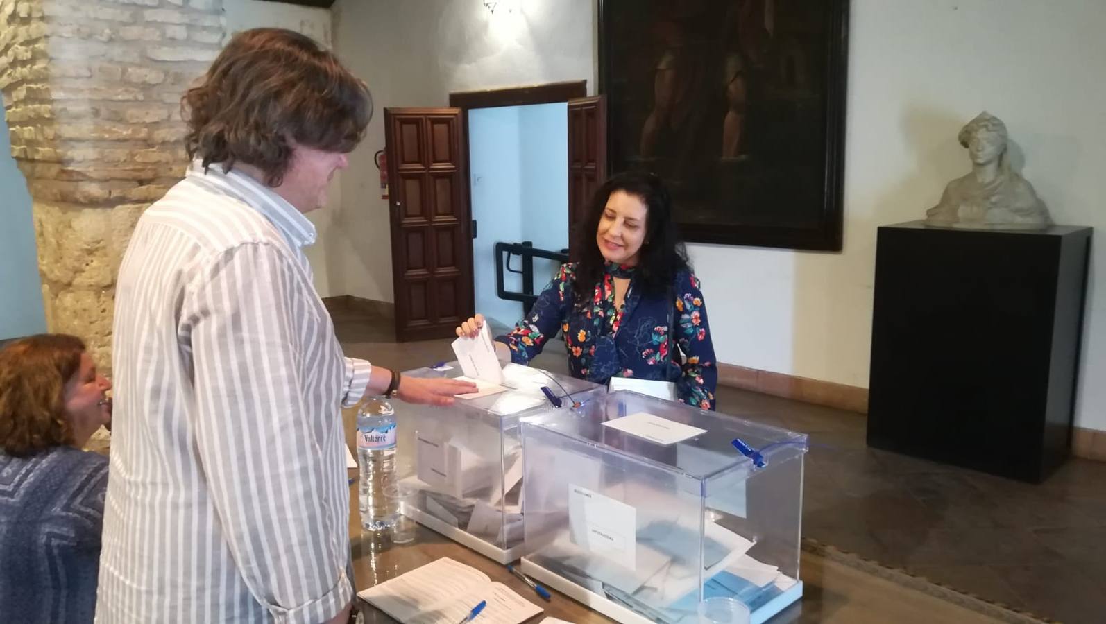 Josefa Valle, número 2 de APR en Ronda. El número 1, Antonio Marín, no vota por problemas de salud. 