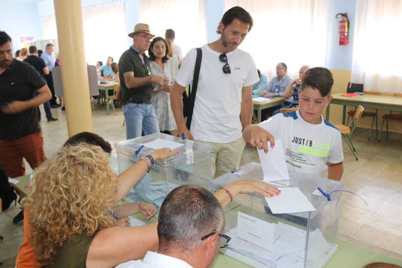 Desde las nueve de la mañana del domingo 26 de mayo los malagueños acuden a las urnas para elegir a sus alcaldes y representantes en el parlamento europeo. Estas son las imágenes de una nueva jornada electoral. Imagen tomada en Ronda