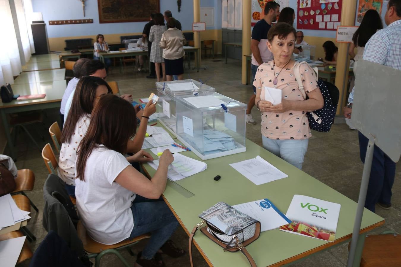 Desde las nueve de la mañana del domingo 26 de mayo los malagueños acuden a las urnas para elegir a sus alcaldes y representantes en el parlamento europeo. Estas son las imágenes de una nueva jornada electoral. Imagen tomada en Ronda