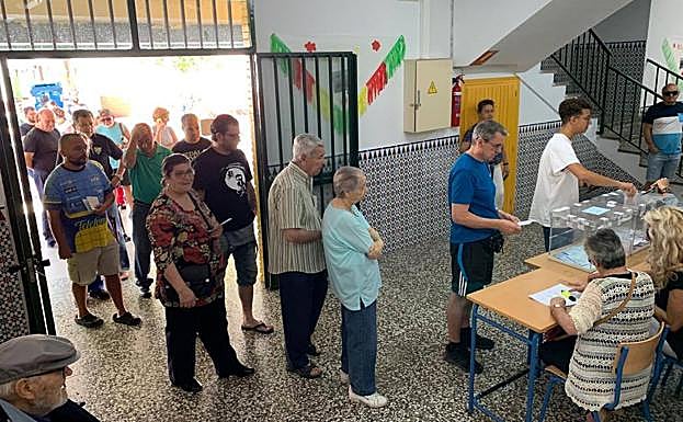 De la Torre y Pérez, depositando su voto.