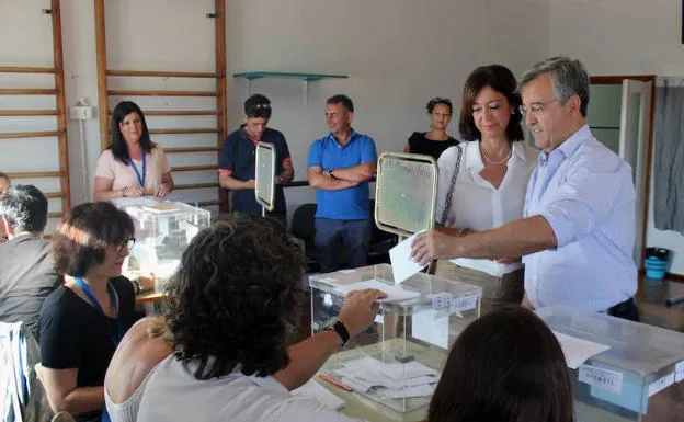 El canddiato del PP, José María García Urbano, vota junto a su mujer 