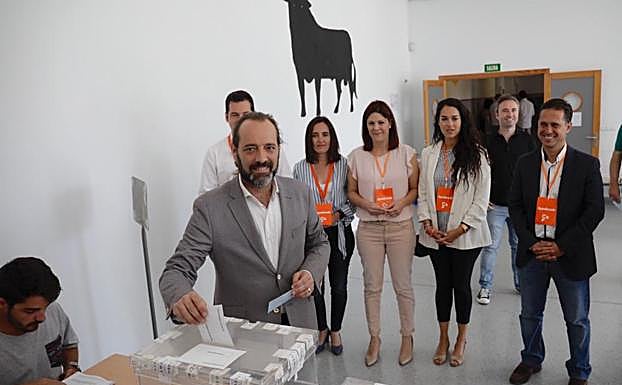 Juan Cassá, depositando su voto en el CEIP Parque Clavero. 