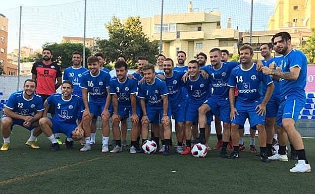 La plantilla de El Palo, que prepara con ilusión esta nueva fase de ascenso a Segunda B. 
