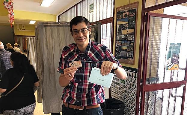 Jacobo Bono posa en el colegio electoral