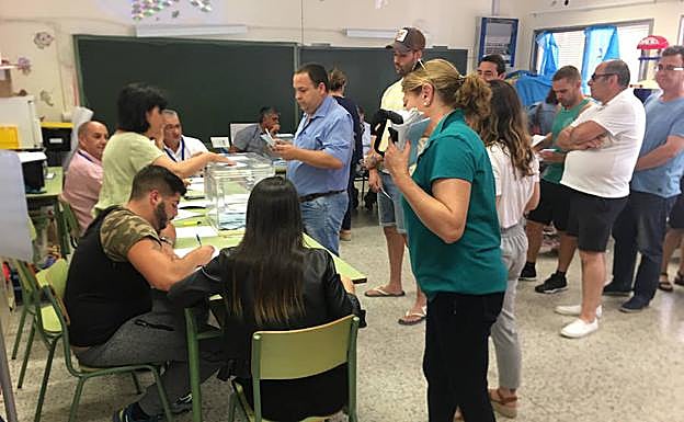 Imagen del colegio electoral del CEIP Joaquín Herrera en Nerja, este domingo. 