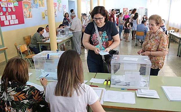 La participación en Málaga baja ligeramente en las municipales y sube 12 puntos en las europeas a las seis de la tarde