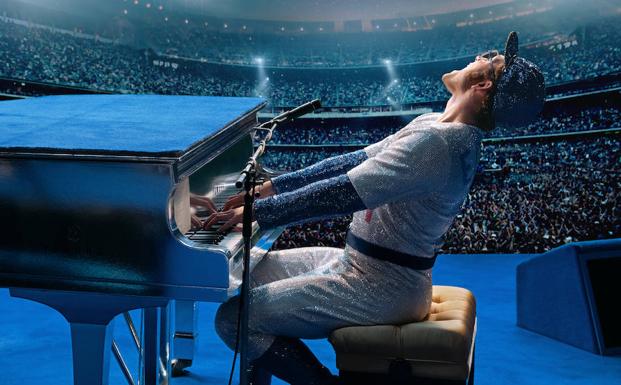 Elton John (Taron Egerton) interpreta 'Rocket Man' al piano ante un estadio abarrotado en uno de los números musicales más espectaculares del filme. GALERÍA DE FOTOS: Otros doce biopics de estrellas del rock. 