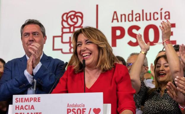 a secretaria general del PSOE-A, Susana Díaz, y el alcalde de Sevilla y candidato a la reelección, Juan Espadas (i), celebran la victoria esta noche en la sede del PSOE andaluz en Sevilla.