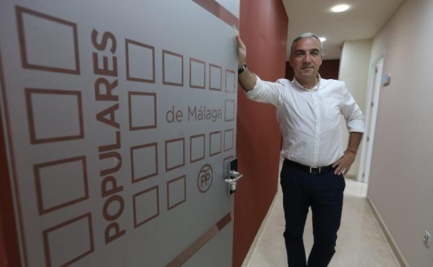 Bendodo se reunía ayer en la sede del PP con su equipo para valorar los resultados. 