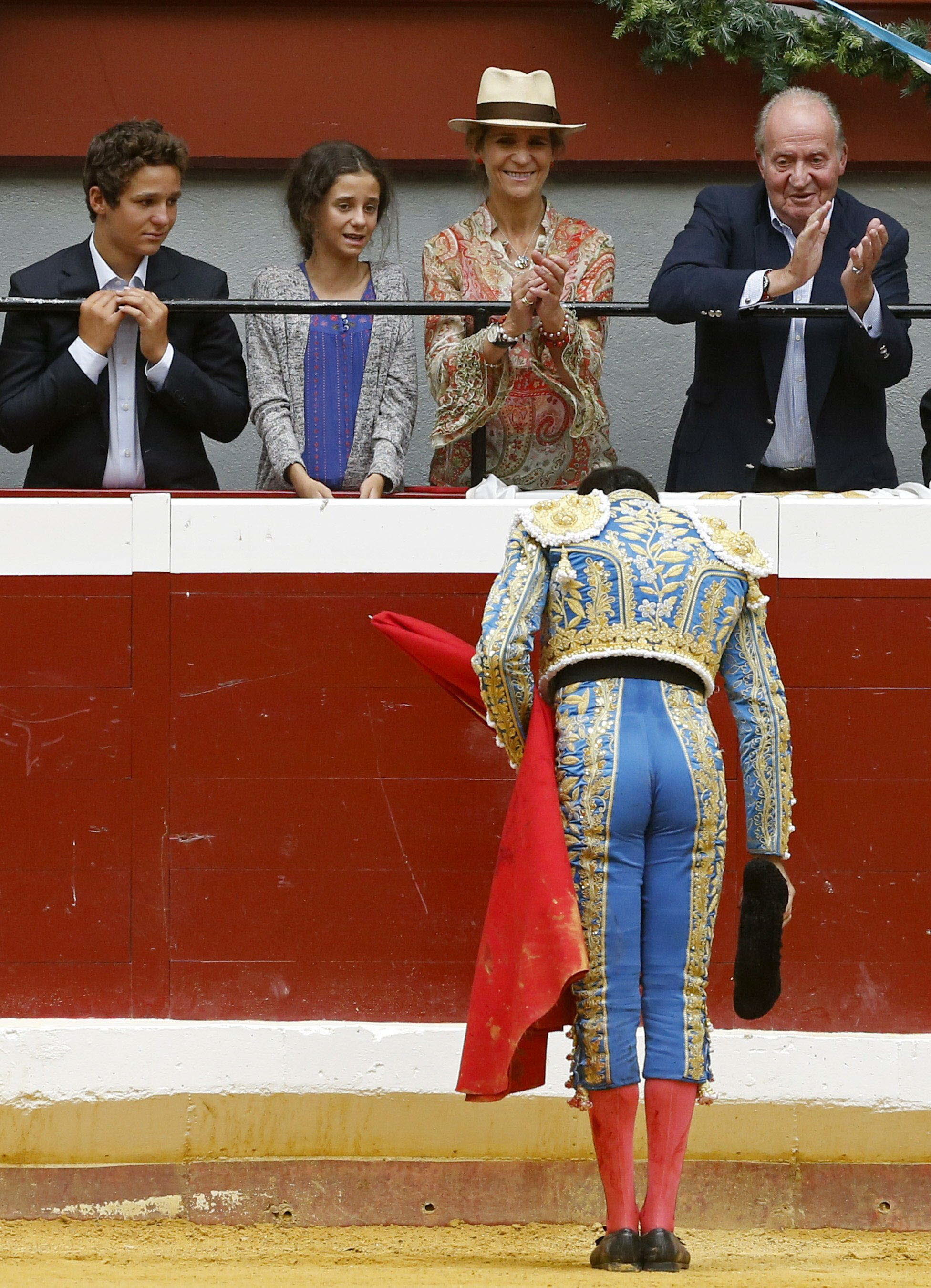 Desde el tendido. Acompañado por la infanta Elena y sus nietos Froilán y Victoria Eugenia, aplaudiendo a Enrique Ponce.