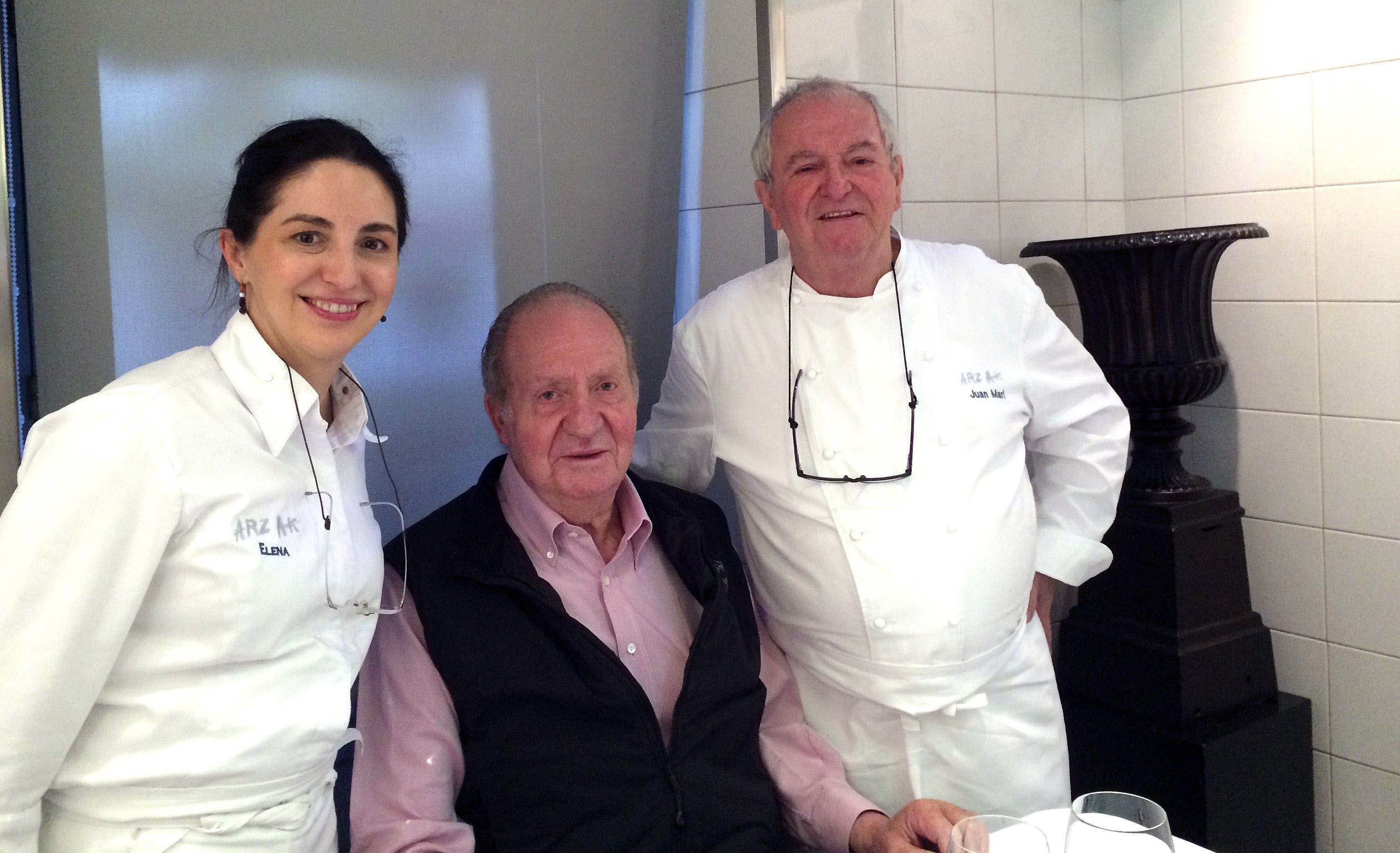 Comida con estrellas. Don Juan Carlos posa con Juan Mari y Elena Arzak en el restaurante donostiarra, uno de sus preferidos.