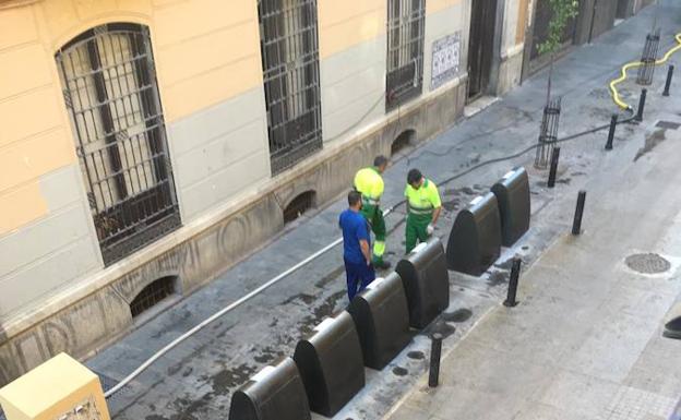 Operarios trabajan en la calle.