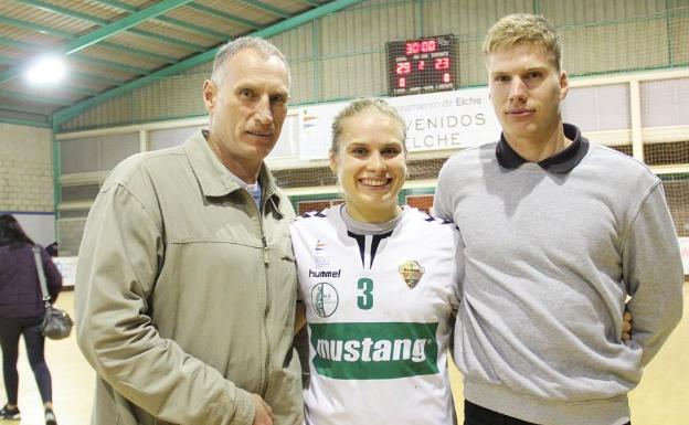 Mijail Zhukov, con sus hijos Ekaterina y Daniil. 