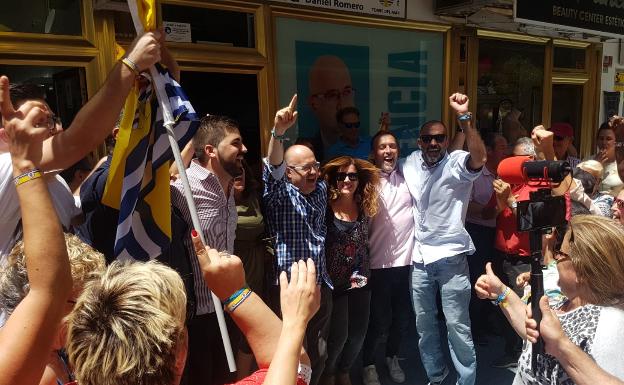 Celebración de los integrantes del GIPMTM, este miércoles a las puertas de su sede. 