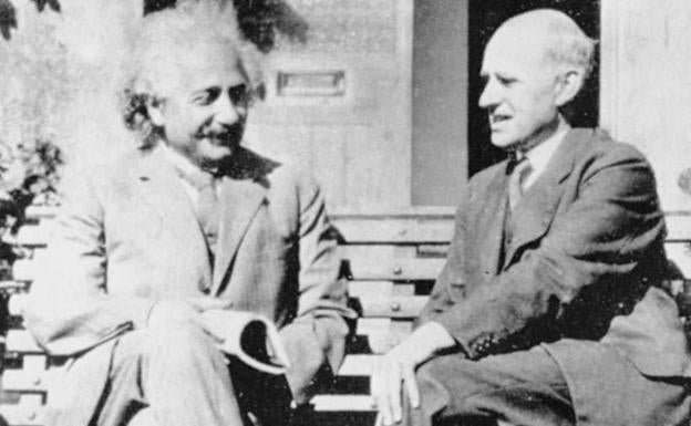 Arthur Eddington conversa con Albert Einstein.