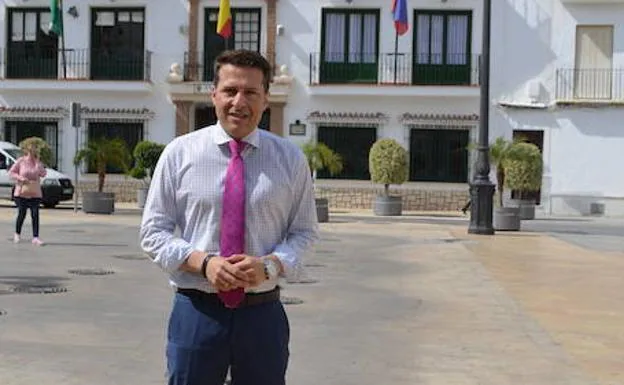 Óscar Medina, en la plaza del Ayuntamiento torroxeño.