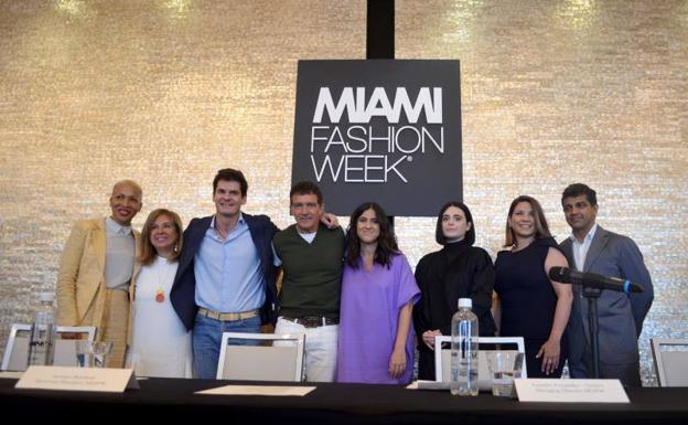 Banderas, en el centro, en la presentación de la Miami Fashion Week 2019. 