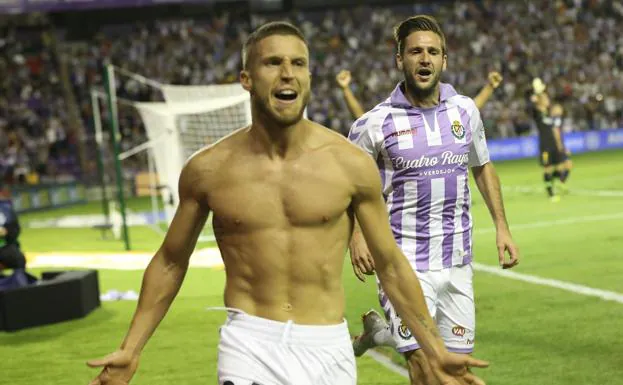 Keko celebra un gol con el Valladolid esta temporada con otro exmalaguista como Duje Cop de fondo.