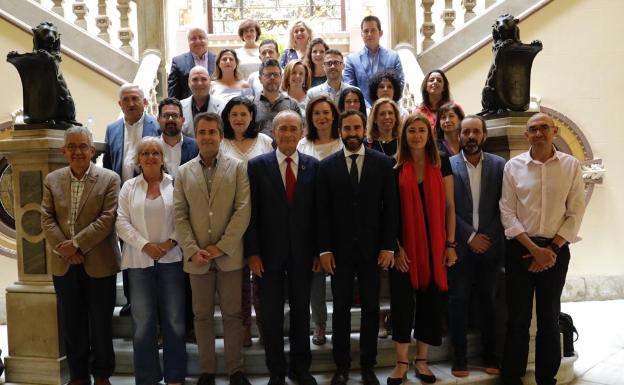 Última foto de familia de la Corporación saliente, que cesará el 14 de junio antes del 15, la nueva investidura. 