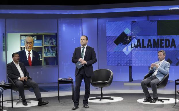 Recio, Castillo y Díaz, anoche, durante la conexión con el alcalde en funciones de Málaga durante el programa. 