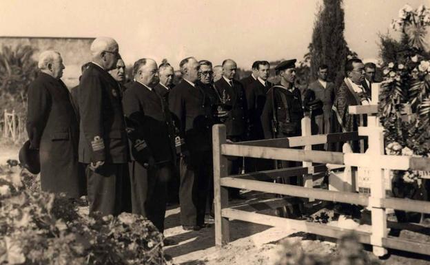 Imagen principal - Entierro en el Cementerio Inglés. Recorte de prensa sobre el naufragio y otra imagen de la fragata. 