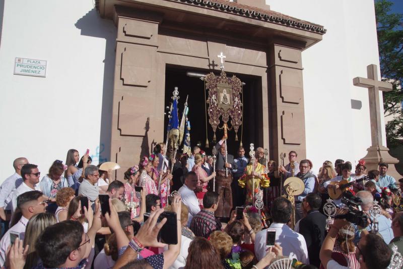 El simpecado ha sido entronizado en la carreta de plata a las puertas del templo de Gamarra , donde este año se ha llevado a cabo la misa de romeros 