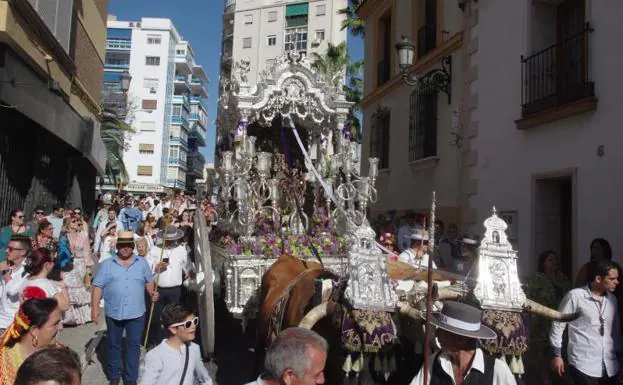 La carreta de plata con el simpecado, por las calles de Málaga esta mañana.