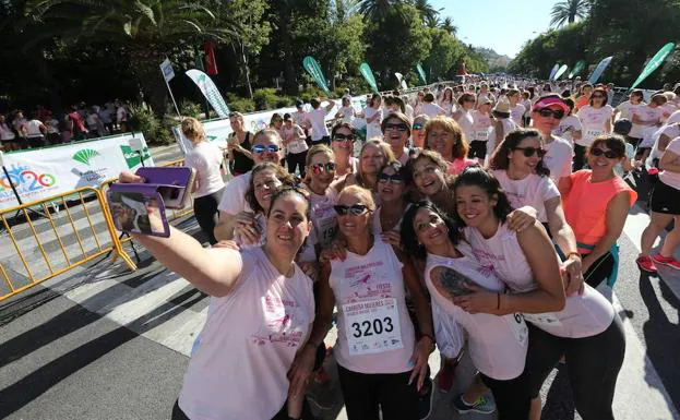 La marea rosa llega a Málaga: más de 4.000 mujeres corren contra el cáncer