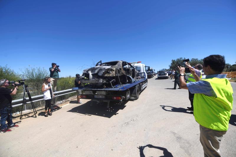 En estas imágenes se muestra el estado en el quedó el vehículo en el que viajaba el futbolista sevillano tras el accidente en el que murió, junto a un familiar