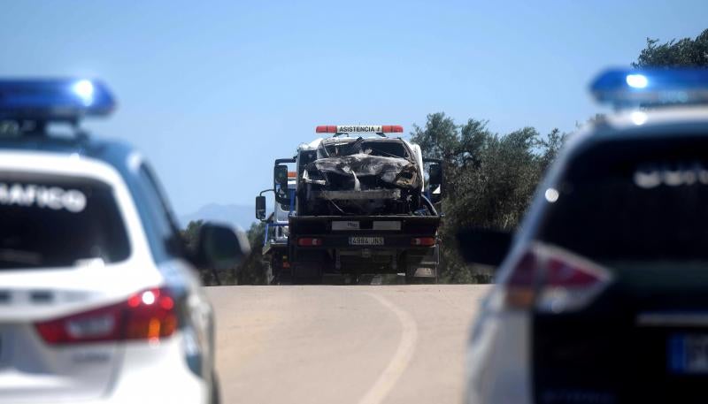 En estas imágenes se muestra el estado en el quedó el vehículo en el que viajaba el futbolista sevillano tras el accidente en el que murió, junto a un familiar
