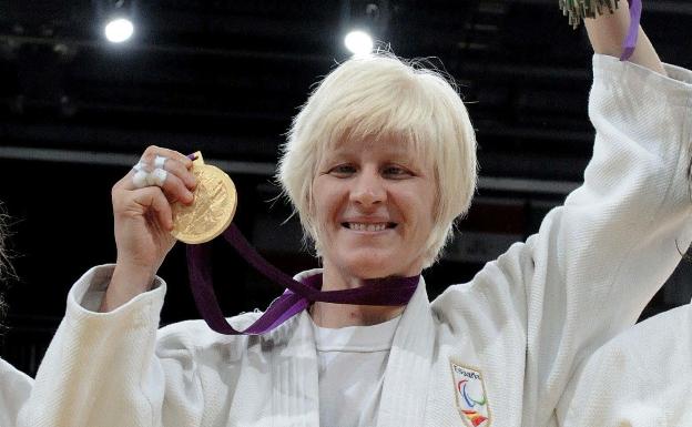 Carmen Herrera con la medalla de oro paralímpica de Londres 2012. 