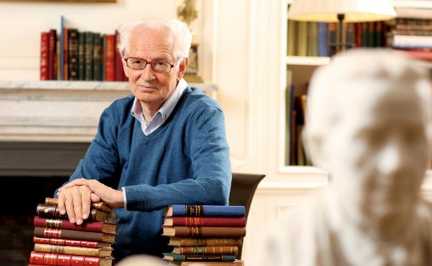 Andrés Amorós , en su biblioteca.