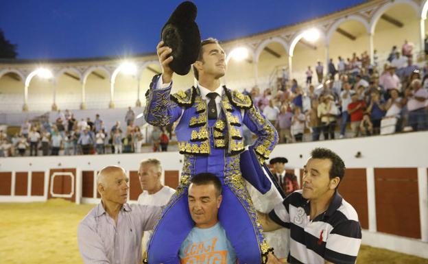 El diestro David Fandila 'El Fandi' sale por la puerta grande tras cortar dos orejas en la corrida celebrada este domingo en la plaza de toros de Antequera