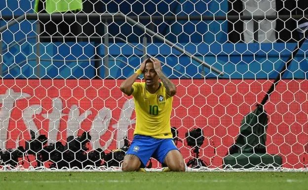 El futbolista de lamenta durante el partido de cuartos ante Bëlgica que significó la eliminación de Brasil. 