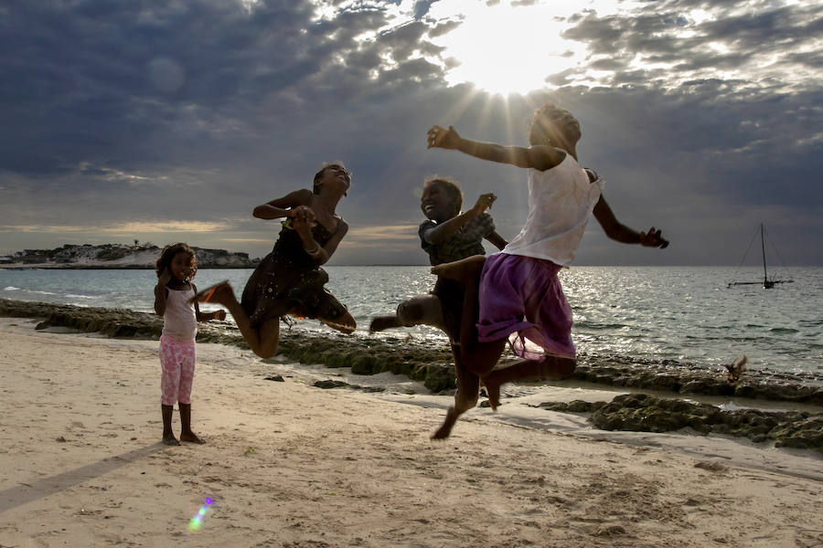 Niñas saltando en Morombé