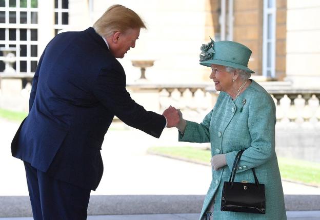 Isabel II dio la bienvenida al presidente de Estados Unidos, Donald Trump, en la entrada del Palacio de Buckingham. :: victoria jones / afp