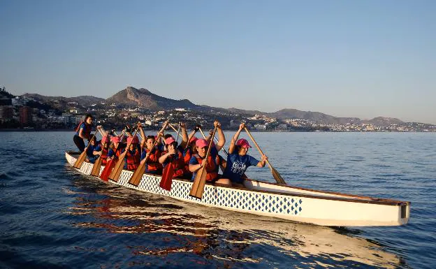 El equipo de Málaga Dragon Boat BCS en un entreno esta semana. 