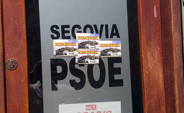 Pegatinas contra la exumación de Franco en una sede del PSOE en Segovis.
