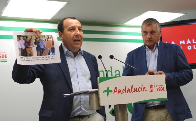 Ruiz Espejo y Carnero, ayer, en la rueda de prensa en la sede del PSOE.