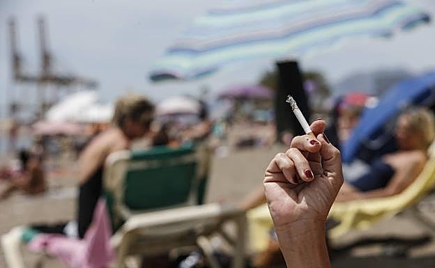 Salud quiere restringir el tabaco en las playas. 