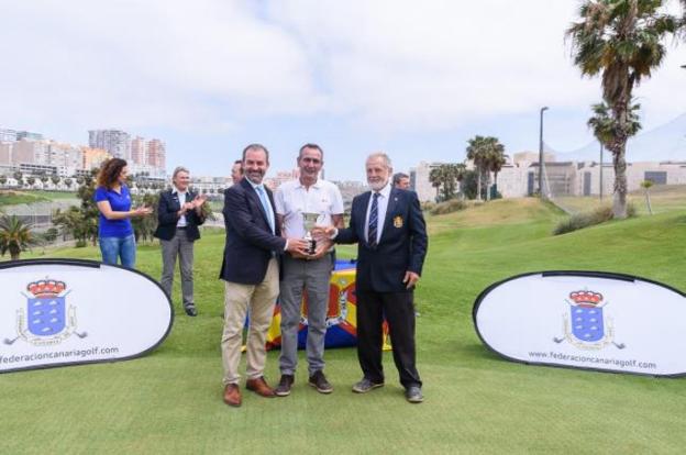 Carlos Vega, en el centro, recoge el trofeo :: sur