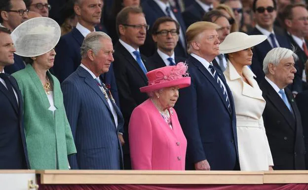 Emmanuel Macron, Theresa May, el príncipe Carlos de Inglaterra, la reina Isabel II, Donald Trump y su mujer, y Prokopis Pavlópulos asisten a la ceremonia de conmemoración por el 75º aniversario del desembarco de Normandía en Portsmouth, Reino Unido.