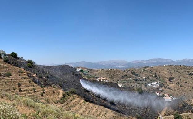 Un helicóptero, actuando este jueves en la zona de Los Negritos.