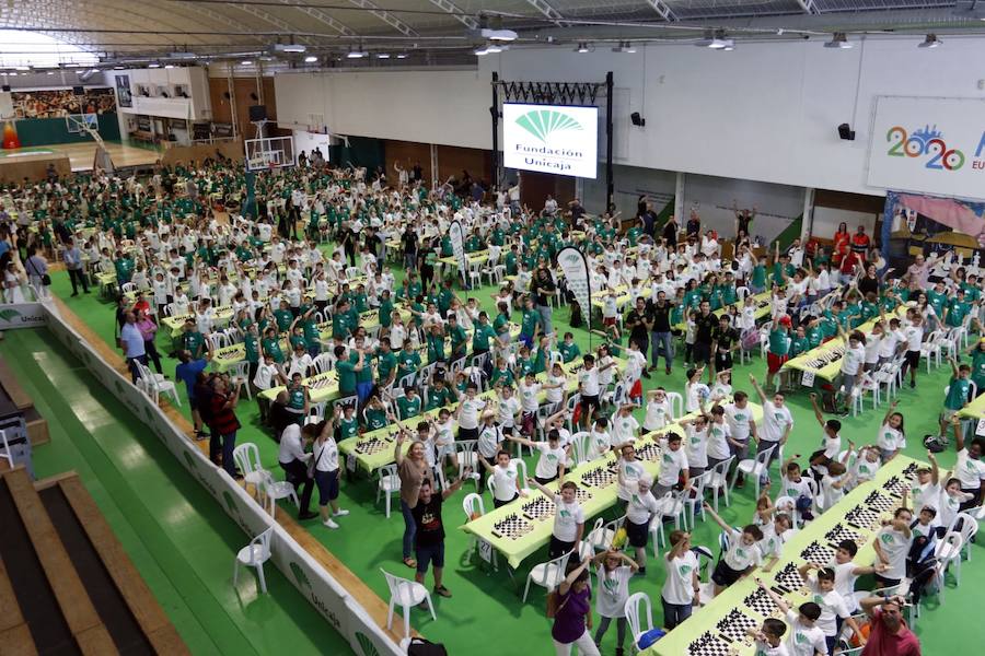 La final de la II Liga Escolar de Ajedrez Fundación Unicaja reúne a 600 escolares de 60 centros de toda la provincia de Málaga se reunieron este viernes en el pabellón de Los Guindos, sede neurálgica de esta última fase de la competición, donde se ha dirimido quién ha sido el ganador del vigente curso.