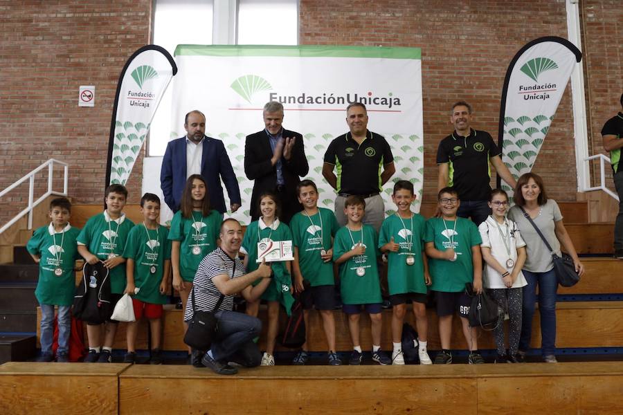 La final de la II Liga Escolar de Ajedrez Fundación Unicaja reúne a 600 escolares de 60 centros de toda la provincia de Málaga se reunieron este viernes en el pabellón de Los Guindos, sede neurálgica de esta última fase de la competición, donde se ha dirimido quién ha sido el ganador del vigente curso.