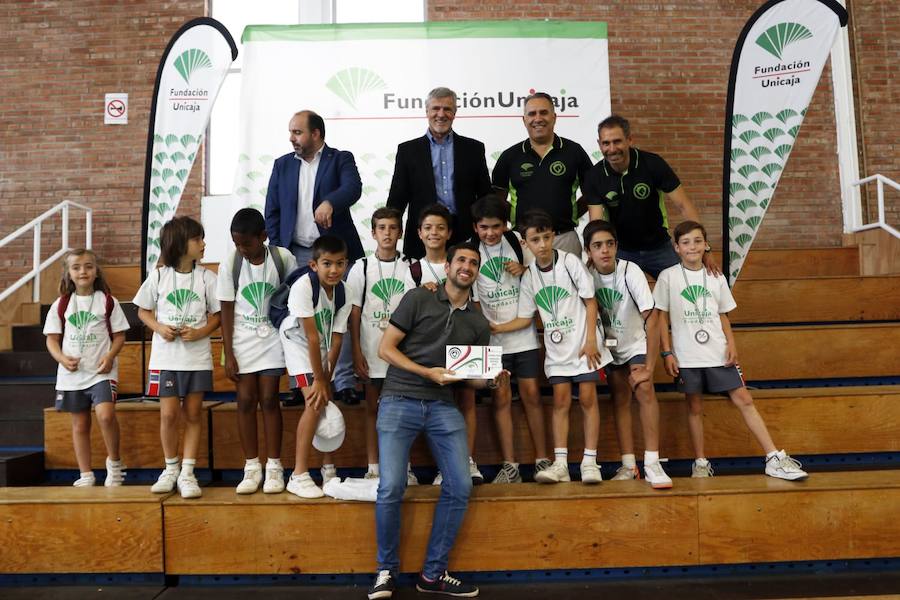 La final de la II Liga Escolar de Ajedrez Fundación Unicaja reúne a 600 escolares de 60 centros de toda la provincia de Málaga se reunieron este viernes en el pabellón de Los Guindos, sede neurálgica de esta última fase de la competición, donde se ha dirimido quién ha sido el ganador del vigente curso.