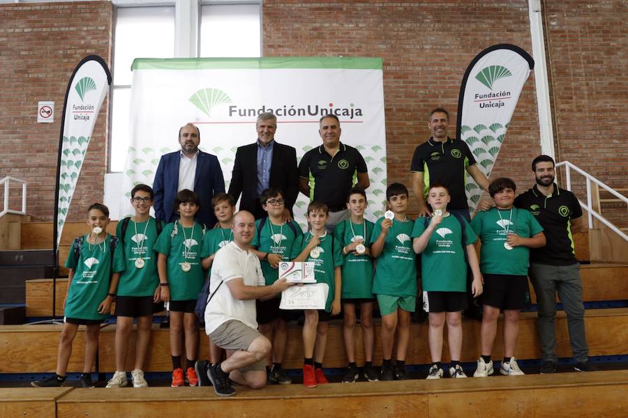 La final de la II Liga Escolar de Ajedrez Fundación Unicaja reúne a 600 escolares de 60 centros de toda la provincia de Málaga se reunieron este viernes en el pabellón de Los Guindos, sede neurálgica de esta última fase de la competición, donde se ha dirimido quién ha sido el ganador del vigente curso.