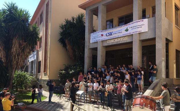 Concentración esta mañana en el Conservatorio Superior de Música de Málaga. 