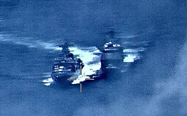 Imagen de la filmación en la que se aprecia la maniobra de los dos buques. 