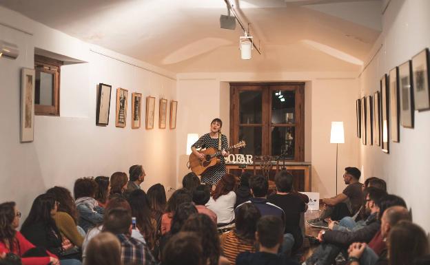 Nadia Álvarez, en un Sofar Sounds celebrado en el Ateneo. 